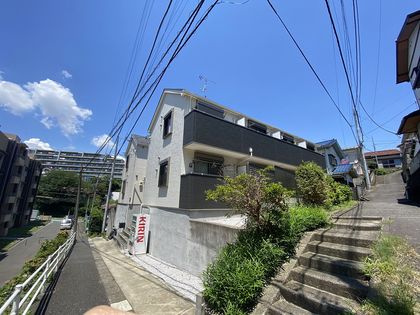 プロミストランド桜ケ丘 前面道路含む外観
