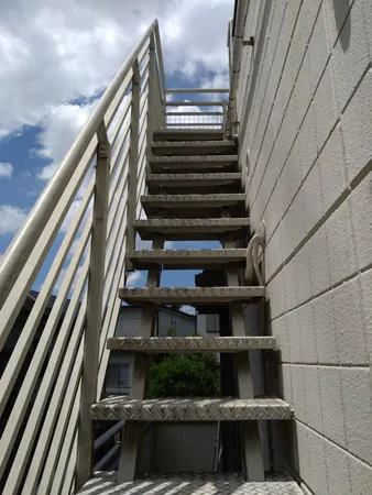屋上への階段