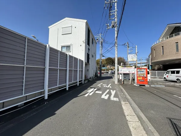 【前面道路含む現地写真】北東側前面道路の幅員は約4.2ｍ(公道)です。きれいに舗装されており、自転車やベビーカーでもスムーズに走行できそうです。