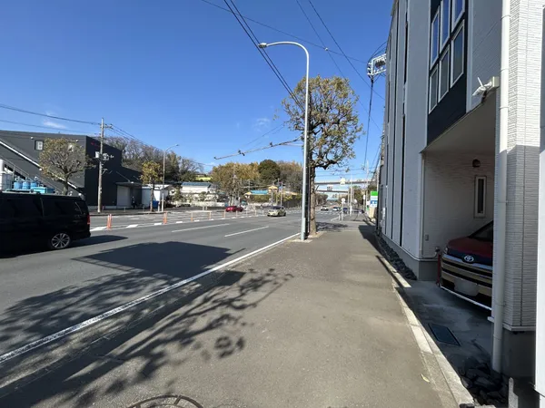 【前面道路含む現地写真】北西側前面道路の幅員は約32ｍ(公道)です。歩道が設けられていますので、小さなお子様との歩行や通学もしやすそうです。