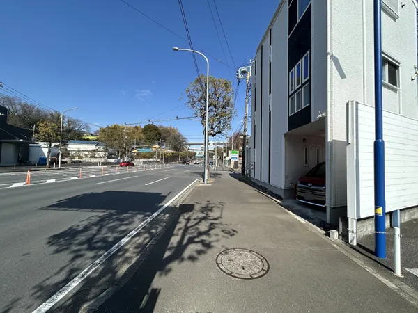 【前面道路含む現地写真】見通しの良い直線道路ため、周囲を確認しやすい点が魅力。幅員が大きく、開放感があります。