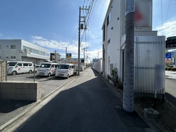 【前面道路含む現地写真】スーパーやコンビニ、公園、小学校まで徒歩8分圏内。子育て世帯にも暮らしやすい住環境です。