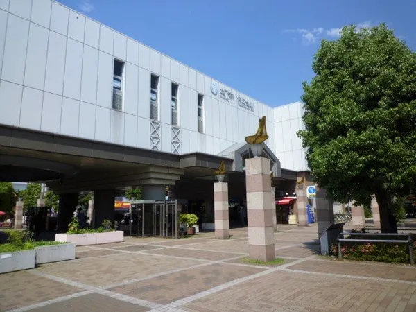 徒歩20分。あざみ野方面・湘南台方面へアクセスできます。エレベーターで改札階まで上がっていくことができます。小さなお子さまの階段の上り下りを気にすることなく利用できます。