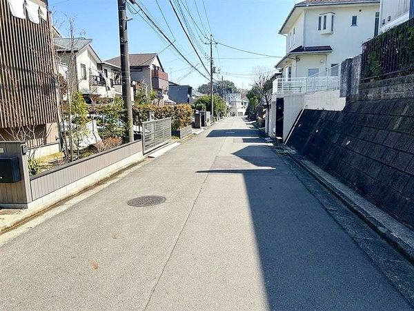 緑区鴨居6丁目(新築戸建) 前面道路含む外観