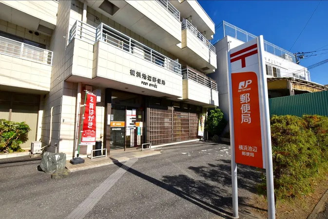 徒歩7分。郵便・貯金・保険の窓口とATMが設置された店舗です。駐車場2台分あり。ATM営業時間は9:00～19:00です。