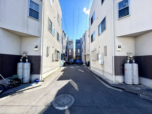 【前面道路含む現地写真】前面道路は北東側幅員約4.5ｍ(私道)です。大きな道路に面していないため、車のエンジン音などを比較的気にせずに、お過ごしいただけます。