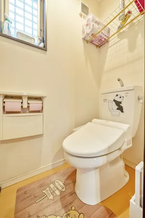 【1Fトイレ】トイレは1階と3階に設けられているため、来客時にも気兼ねなく使用できます。