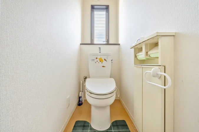 【3Fトイレ】換気が可能な窓付きのトイレです。トイレットペーパーや掃除道具を整理することができる、収納スペースが設けられています。