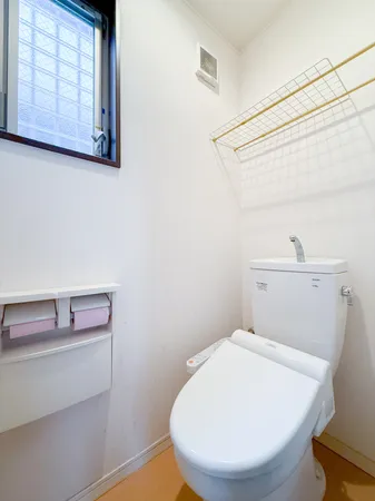 【1Fトイレ】トイレは1階と3階に設けられているため、来客時にも気兼ねなく使用できます。