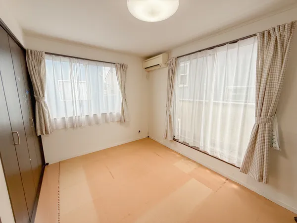 【洋室(約5.6帖)】南東・北東側の2面採光で、明るく風通しの良いお部屋です。掃き出し窓から、バルコニーに出入り可能です。