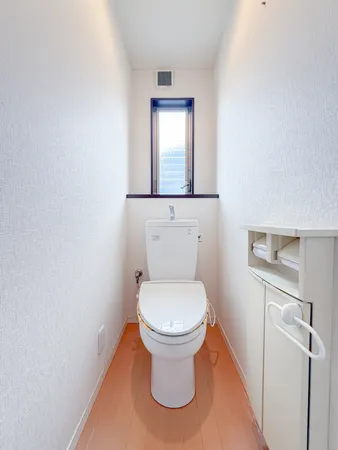 【3Fトイレ】換気が可能な窓付きのトイレです。トイレットペーパーや掃除道具を整理することができる、収納スペースが設けられています。