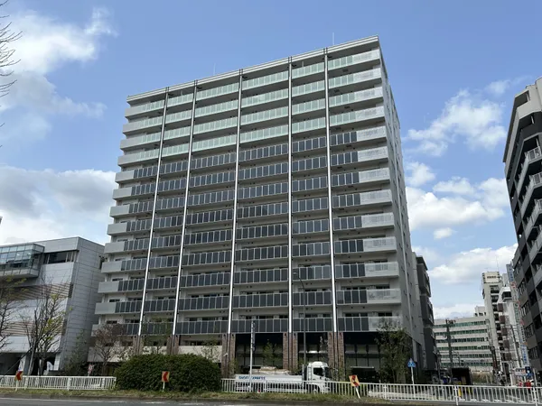 【レ・ジェイド新横浜】2025年3月築の新築マンション。JR横浜線「新横浜」駅まで徒歩9分。複数沿線が利用可能な立地に建つ、地上15階地下1階建マンションです。