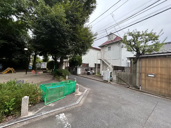 前面道路と外観