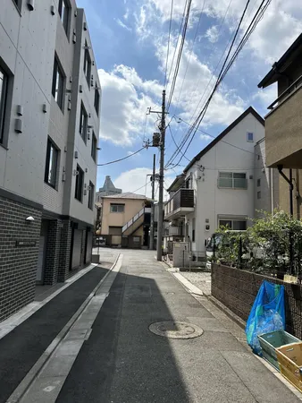 外観前面道路含む外観