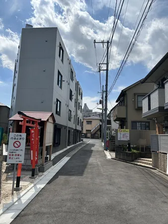 外観前面道路含む外観