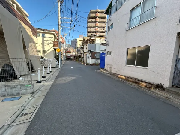 西側前面道路