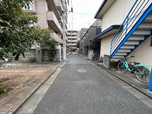 ヴィラスイーツ 前面道路含む外観 ヴィラスイーツ 前面道路含む外観