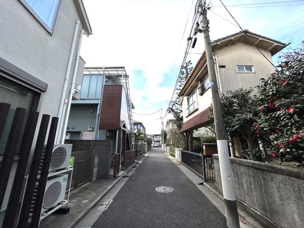 ヴィラ・グラスガーデン 前面道路含む外観 ヴィラ・グラスガーデン 前面道路含む外観