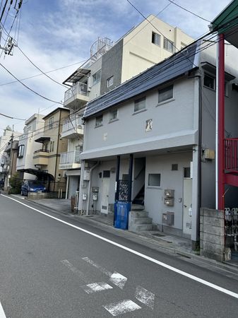 メゾン・イチエ 前面道路含む外観