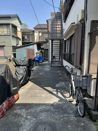 道路から物件を望む