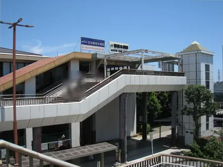 JR中央・総武緩行線「幕張本郷」駅と京成電鉄千葉線「京成幕張本郷」駅が同一構内にあります。駅舎外にエレベーターがあるなど、バリアフリー化もなされています。