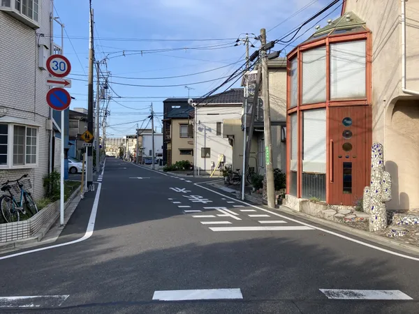 東側前面道路