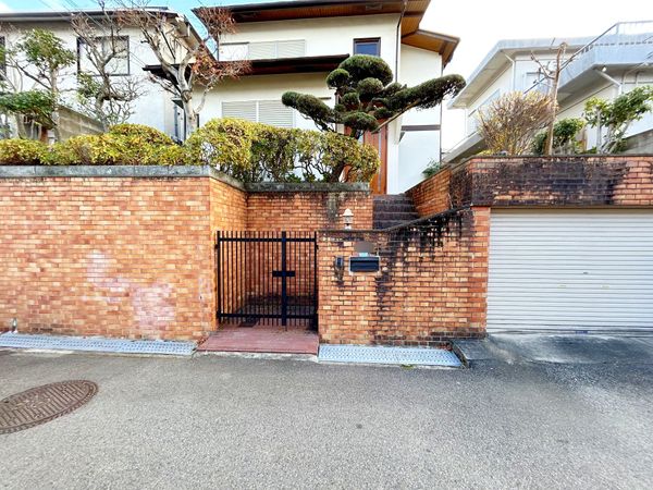 豊中市緑丘3丁目 土地(古家あり) 前面道路含む外観 豊中市緑丘3丁目 土地(古家あり) 前面道路含む外観