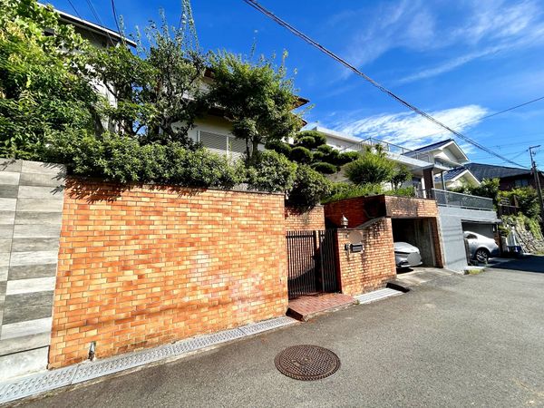 豊中市緑丘3丁目 土地(古家あり) 前面道路含む外観 豊中市緑丘3丁目 土地(古家あり) 前面道路含む外観
