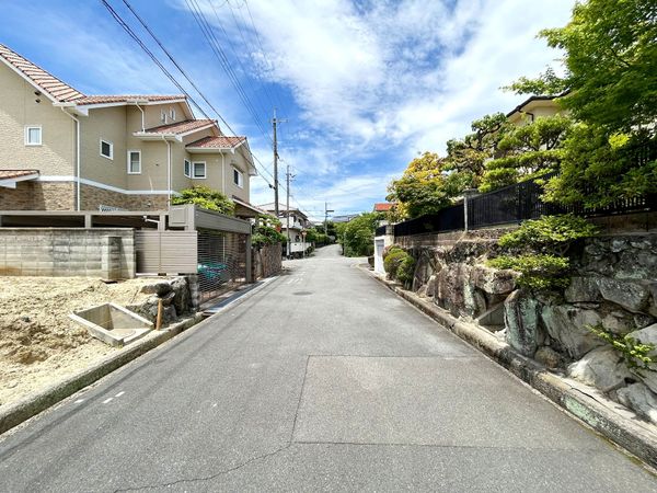 前面道路含む外観