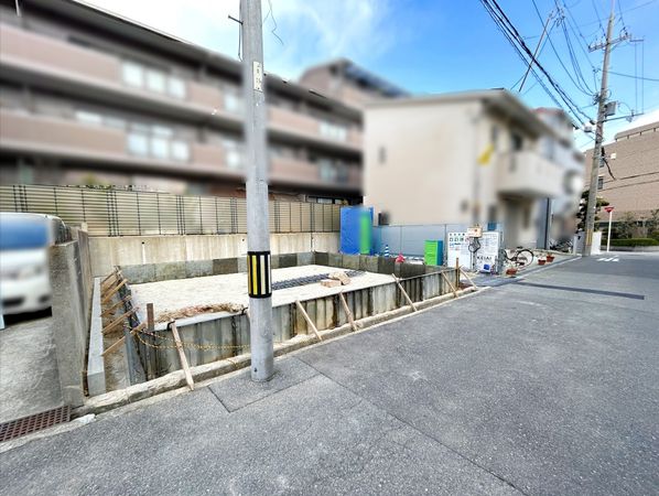 大阪府豊中市春日町5丁目2期1棟 新築戸建 前面道路含む外観