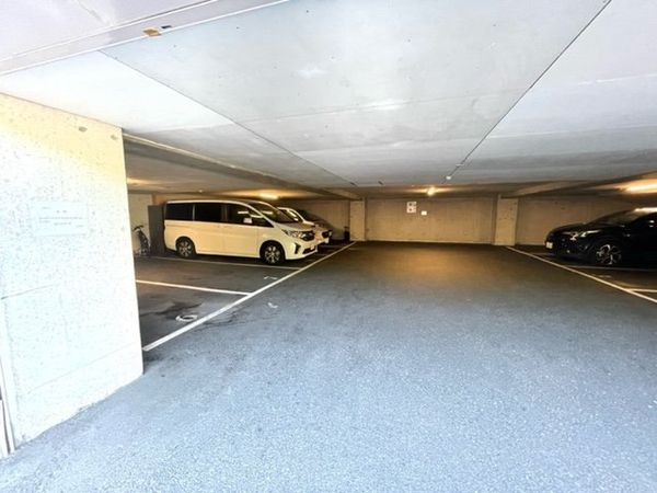 ハイロイヤル緑地公園パート2 A棟 駐車場