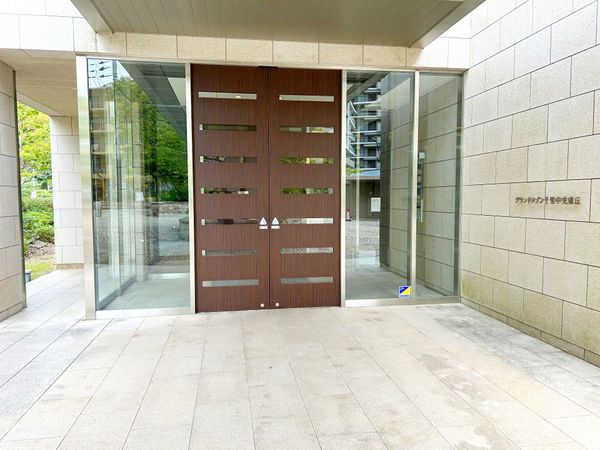 グランドメゾン千里中央東丘 Ⅳ番館 エントランス グランドメゾン千里中央東丘 Ⅳ番館 エントランス