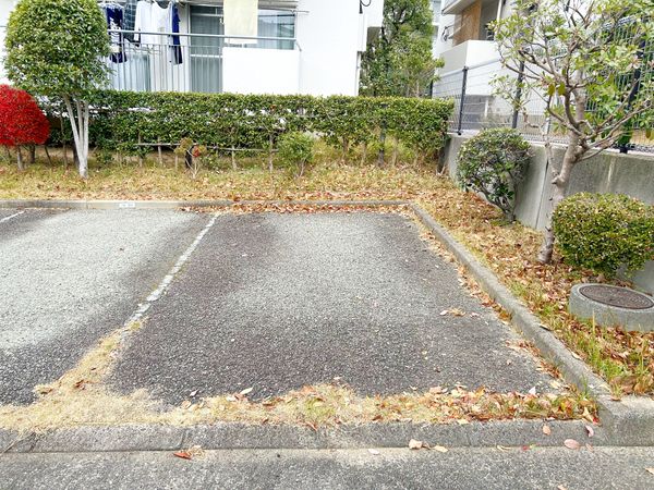 千里緑丘住宅14号棟 駐車場 千里緑丘住宅14号棟 駐車場