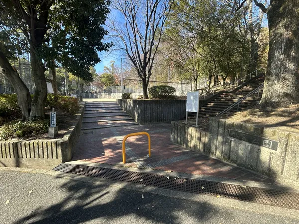 徒歩5分。徒歩7分