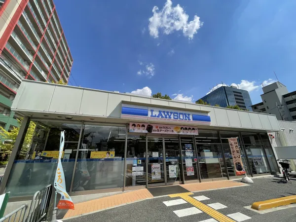 徒歩8分。