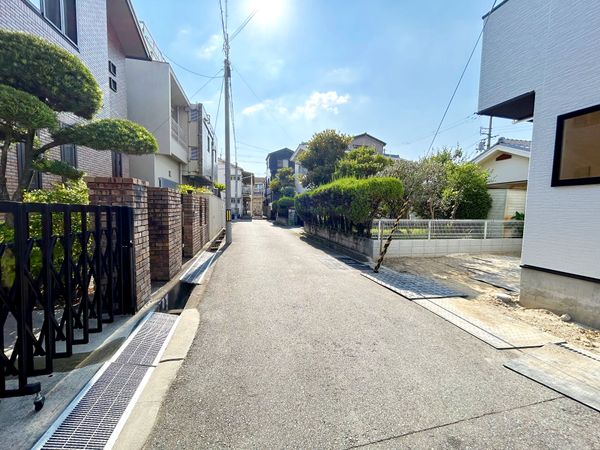 前面道路含む外観