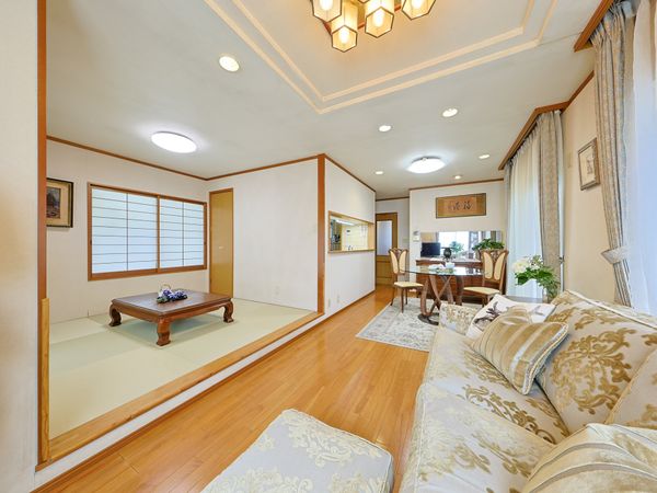 豊中市本町八丁目 中古戸建 リビング 豊中市本町八丁目 中古戸建 リビング