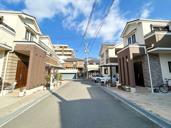 豊中市岡町南3丁目 戸建 前面道路含む外観