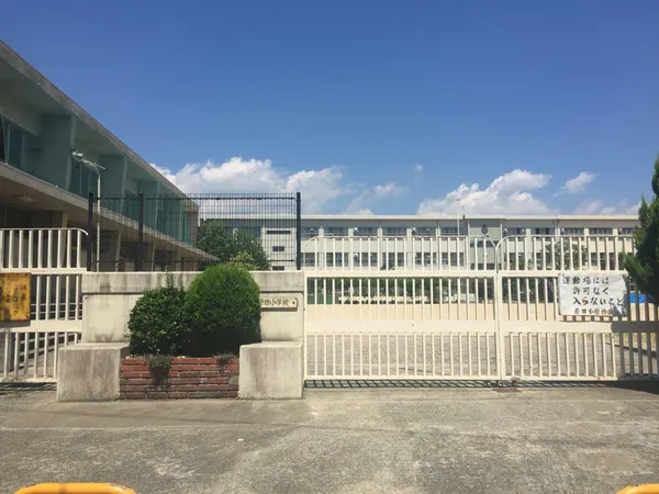徒歩5分。