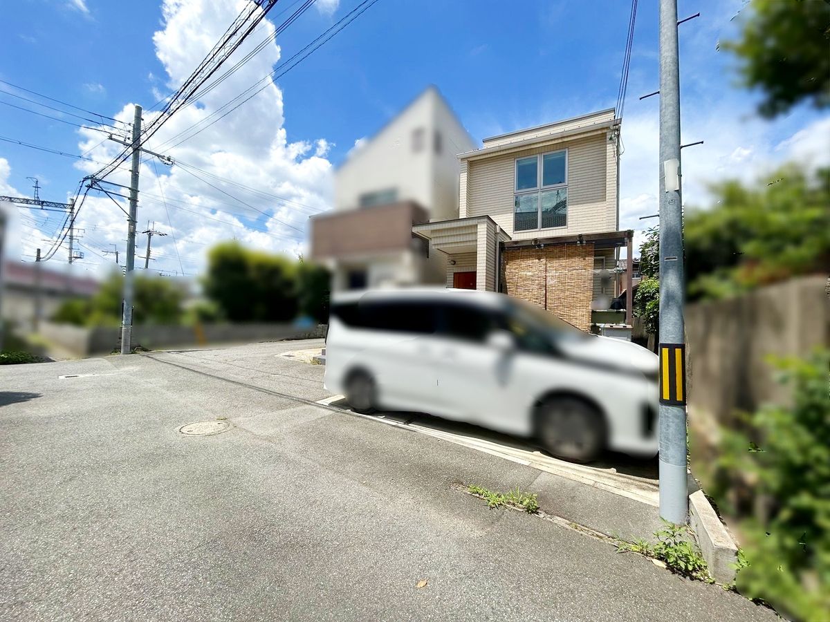 池田市鉢塚2丁目 戸建 前面道路含む外観 前面道路含む外観