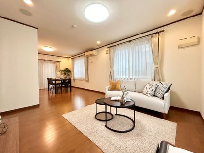 高槻市緑が丘1丁目 リビング