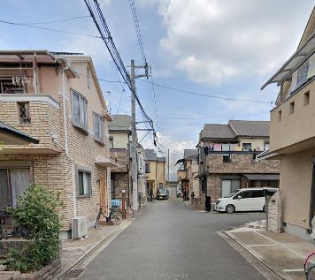 高槻市日向町 前面道路含む外観 高槻市日向町 前面道路含む外観