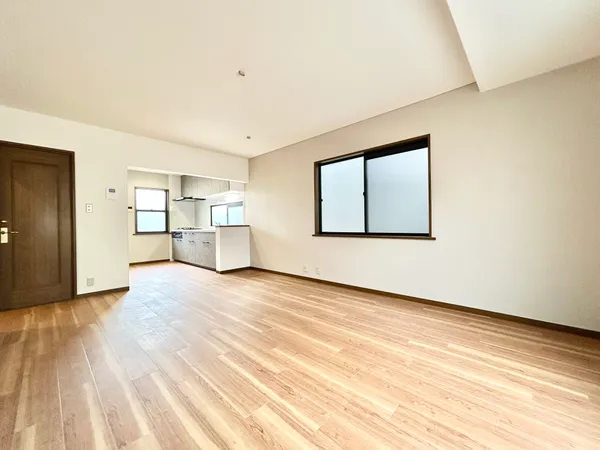 空間が広く使える壁付けタイプのキッチンが採用されています。近くにダイニングテーブルを配置すると、お食事の配膳や後片付けもスムーズです。