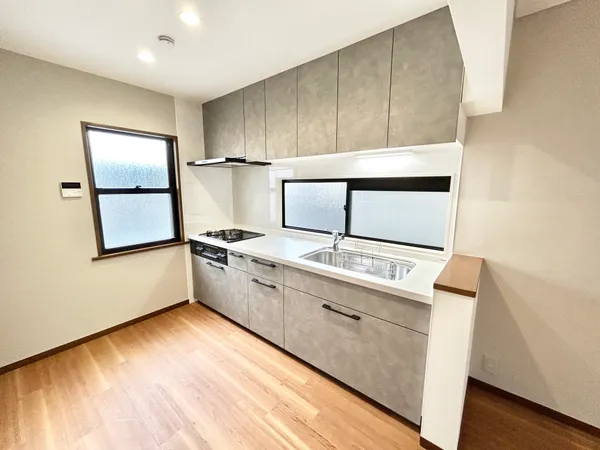 窓もあり、自然換気が可能で、お部屋に匂いがこもる心配も軽減されます。