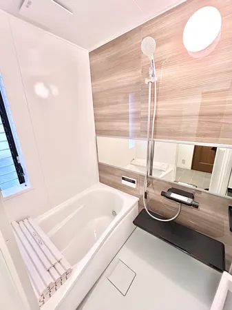 ワイドミラーが設置されており、更に広さと奥行きを感じられる浴室です。