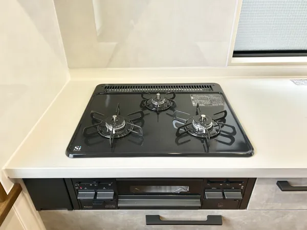 コンロは3口仕様で、グリルを含む計4ヶ所で同時調理が可能です。
