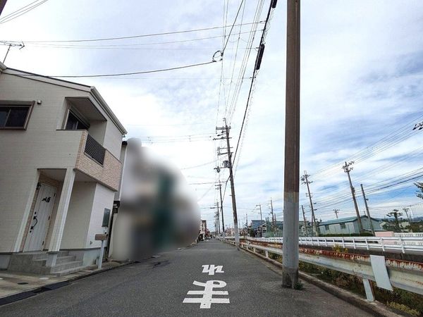 高槻市川添1丁目 前面道路含む外観 高槻市川添1丁目 前面道路含む外観