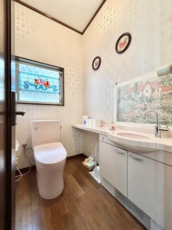２階トイレ手洗い・収納がございます。