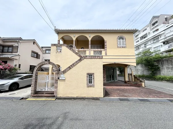 外観写真平成７年２月建築の店舗付住宅です。