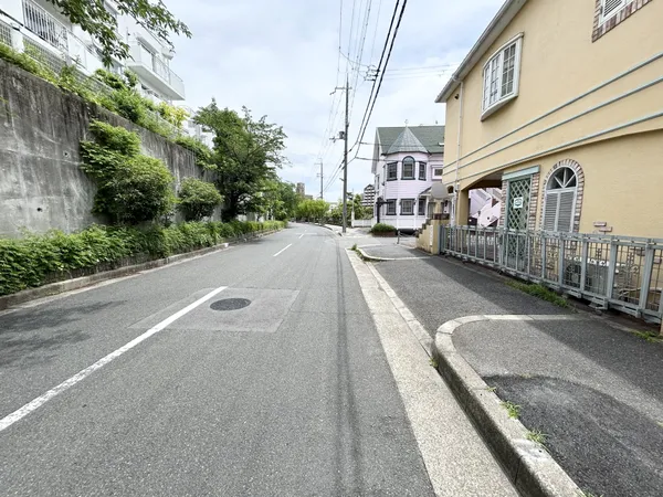 北東側前面道路歩道が約２.４ｍ、車道が約７ｍの幅員があります。